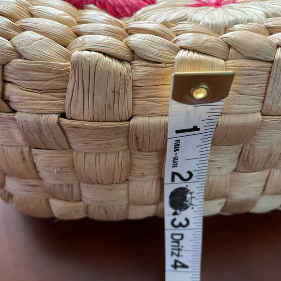 Cute straw/raffia handbag with zipper closure on top and double plastic handles. - Picture 6 of 8